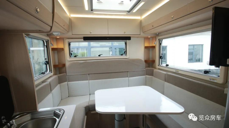 老人孩子房車旅行，選擇這款房車合適