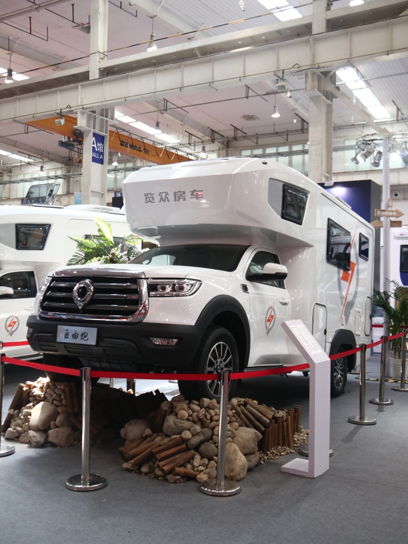 年度新車、自動檔、四驅，能選的房車